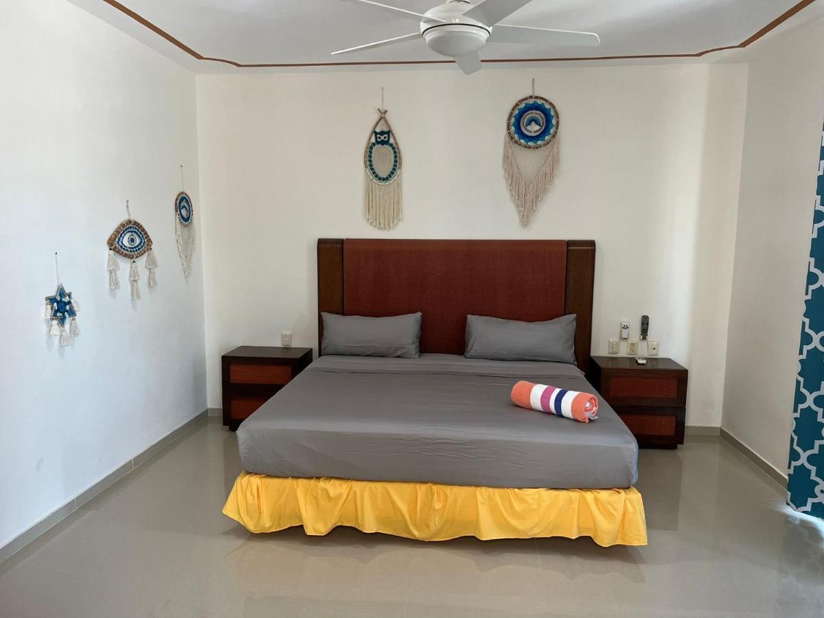 Zimmer mit Kingsize-Bett und Balkon